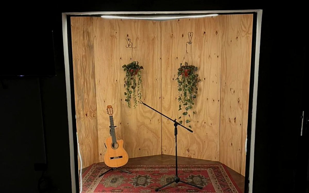 Escenario preparado para microconciertos en FerDi