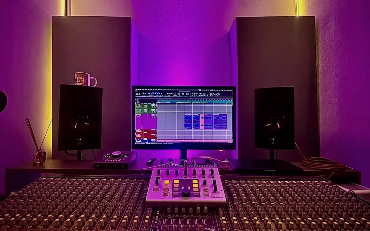 Consola y espacio de producción y masterización en FerDi
