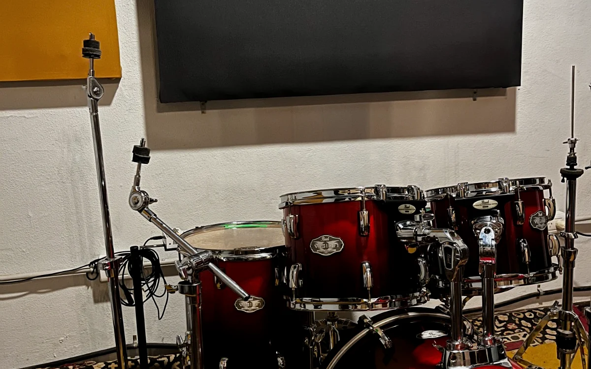 Batería equipada en la sala de ensayo de FerDi